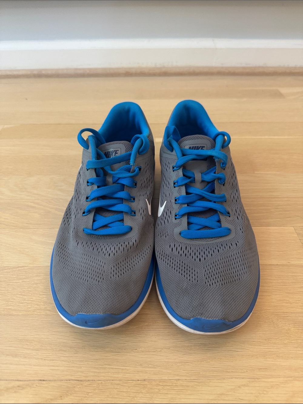Nike Men’s Gray and Blue Flex 2016 Run shoes